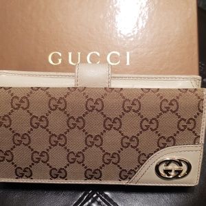 Beige Gucci clutch